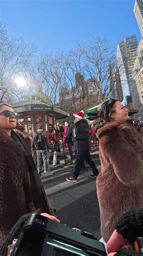 22/12/2025 - Manhattan - Portra 400 Film under the sun of NYC - Minolta CLE #streetphotography #streetphotofrance #nycstreetphotography #portra400 #newyork