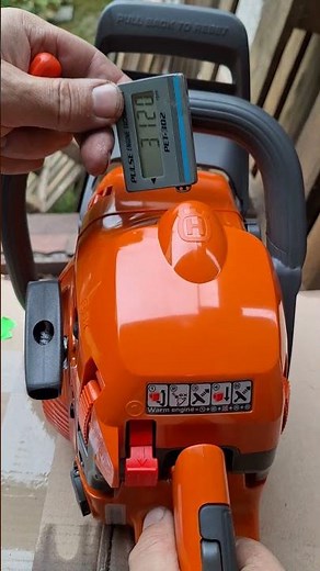Measuring engine speed on a 🇸🇪👌 Husqvarna 450 II CHAINSAW with a tachometer