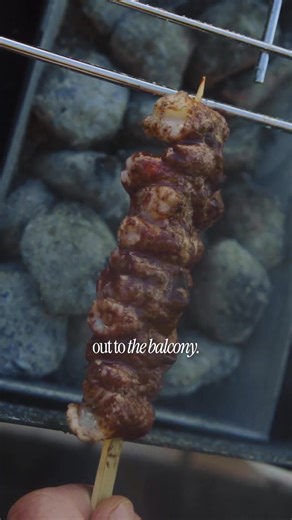 🎥 Watch the whole video 👆 Link in Bio Burnt Leeks & Grilled Prawns 🥬🔥🦐 @nomaprojects #recipes #noma #cheflife