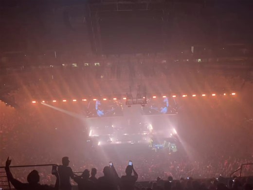 In The End live! They let us sing the whole time it was awesome!! #linkinpark #concert#fyp @Mike Shinoda @Linkin Park @Emily Armstrong @colin_brittain