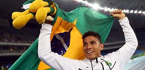 Thiago Braz consegue feito e é ouro no salto com vara com recorde olímpico