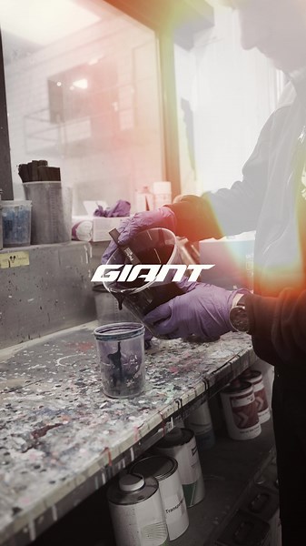 🔥 or 💤? Straight from the spray booth to the GIANT team lineup. Let’s hear it 👇 #GiantTeam #CustomPaint #PaintedToPerform #UnlimitedColors #BikeArt #CyclingStyle #RaceReady #FrameDetails #SprayBoothMagic #SatisfyingVisuals #HotOrNot #OneOfOne #ProBikeBuild