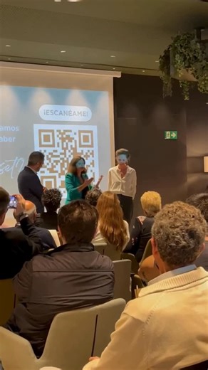 Esther Bauset on Instagram: "✨ Ayer 11 del 11 vivimos una tarde muy especial en @caixabank All-in-One Valencia. Mucha emoción y muchas conciencias despiertas. 🌿 Compartí las claves del Método Bauset®️, mi modelo de liderazgo sostenible, que ayuda a líderes, directivos y emprendedores a encontrar equilibrio, propósito y coherencia en su forma de liderar. Celebramos la 4.ª edición de mi libro Tu vida, tu mejor empresa, un libro que recoge la esencia de este camino: liderarte es tu mejor estrategi