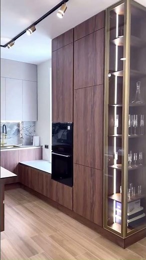 Кухня с модной тонкой столешницей #дизайнкухни #interiordesign #кухонныедверцы #тонкаястолешница