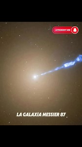 La galaxia Messier 87 (M87) expulsa un chorro de gas caliente, o plasma, que se extiende mucho más allá de la galaxia. Este chorro se origina en el centro de la galaxia, donde se encuentra un agujero negro supermasivo. Características del chorro El chorro se desplaza a velocidades cercanas a la de la luz Se extiende miles de años luz más allá de la galaxia Los campos magnéticos del borde del agujero negro dirigen el chorro Características de M87 M87 es una galaxia elíptica gigante Está ubicada e