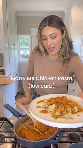 LOW CARB MARRY ME CHICKEN PASTA! 🍝 Have you tried this yet?! This meal is loaded with nutrients and protein! 💪 All you need is: @kettleandfire chicken bone broth (discount code: LOWCARBLOVE20) Cauliflower Chicken breast Smoked paprika Oregano Chili powder Onion Garlic Tomato paste Dairy free half and half Parmesan cheese Sun dried tomatoes This recipe is definitely worth making!! I love using cauliflower as my pasta substitute because trust me you won’t miss the pasta! ❤️ ___ ¡PASTA DE POLLO B