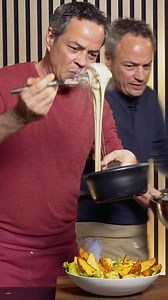 🥔💫 ¡Hola, amantes de las patatas y el queso! Hoy os traemos una receta que os va a enamorar! 🎥 Encuentra la receta completa en nuestro canal de YouTube: www.youtube.com/@hermanostorrestv Patatas Crujientes con Toque Torres. Ingredientes 🥔 Para las patatas y guarniciones 500 g de patata agria 🥔 140 g de bacon ahumado 🥓 1 cucharadita de pimentón ahumado 🌶 1 cucharada de hierbas provenzales 🌿 1 cucharada de curry en polvo 🍛 Sal 🧂 Pimienta 🖤 Aceite de oliva 🫒 1 Cogollo 🥬 🧀 Para la sals