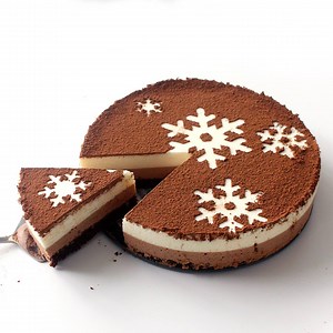 14M views · 154K shares | Chocolate Snowflake Mousse Cake Full recipe: https://taste.md/2ggGIaE | Tastemade | Facebook