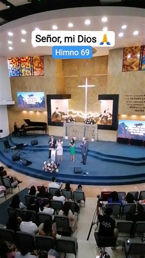 👉 *HIMNO 69 - SEÑOR, MI DIOS* Señor, mi Dios, al contemplar los cielos y astros mil girando en derredor, y al oírte en retumbantes truenos, y al contemplar el sol en su esplendor, Coro: Te amo y proclamo por tu gran poder: cuán grande eres, ¡oh Jehová! Te exalto a ti con toda mi alma y ser: ¡grande eres tú! ¡grande eres tú! Al contemplar arroyos y florestas, los pajarillos oigo en su cantar, y alrededor percibo mil bellezas, y brisa suave viene a refrescar. Y cuando pienso en ti, Señor querido,