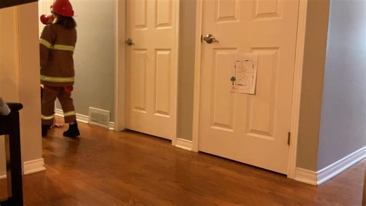 Tout comme l’un de nos pompiers, vous devriez avoir un plan de sécurité incendie à la maison. 🚒 Prendre quelques minutes pour vous préparer peut faire toute la différence en situation d’urgence. Assoyez-vous avec votre famille, révisez vos issues de secours et assurez-vous que chacun sait quoi faire. Il vous reste encore deux semaines pour remplir notre questionnaire sur la sécurité incendie à domicile et nous envoyer une photo de vous en train de tester vos avertisseurs de fumée et de monoxyde