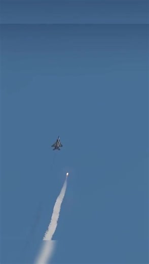 A fighter jet has a hard time avoiding a missile in mid-air.#foryoutrick #viralvideo #update #growmyaccount #fypシ