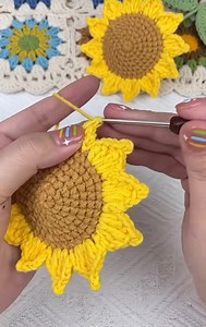 Crocheting sunflower 🌻🌻🌻 #crochet #crocheting #crochettutorial #crochetaddiction #crochetstitch #crochetstyles #crochetgift #crochetsunflower #diygift #fyp #sunflower #sunflowers | Crochet Nature