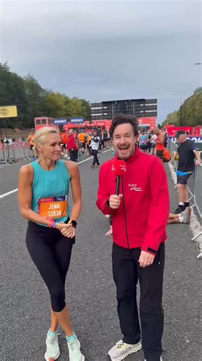 @thommo26.2 is speaking to the amazing @jennifalconer ahead of this year’s AJ Bell Great North Run 🫶🎤 Make sure to catch Jenni later at the @brooksrunninguk LIVE stage in the event village for her live @runpodrunclub podcast with @mrashleycain 🙌 | Great North Run