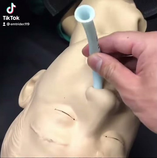 経鼻エアウェイを左から入れるには？