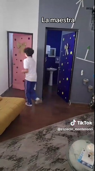 Sacando lo más importante 🤪#gracioso #escuela #montessori #fyp #humor