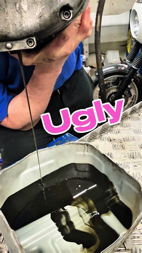 SCHOCK beim Ölablassen! Dieses Boxer-Getriebe stand kurz vor dem Exitus 😱🛢️ Manchmal erschrickt man wirklich, was aus einem klassischen Zweiventil-Boxer herauskommt. In diesem Video lasse ich das Getriebeöl ab – und was dabei zum Vorschein kommt, ist alles andere als beruhigend: pechschwarz, voller Sedimente und mit großer Wahrscheinlichkeit völlig am Ende seiner Lebensdauer. Für mich stellt sich ernsthaft die Frage: 👉 Ist es fahrlässig, hier keine Getriebeüberholung zu machen? Genau darüber 