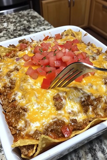 🌮🧀 Cheesy Dorito Taco Casserole 🔥✨ Layers of seasoned beef, crunchy Doritos, and melted cheese baked to perfection! INGREDIENTS: 1 lb ground beef (80% lean) 1 yellow onion, finely chopped ...... Full Recipe in Coʍmеոτ 💬 | Recipes by Mimi