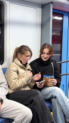 They Didn't Expect This Snack Moment on the Metro #subway #prank #snacks