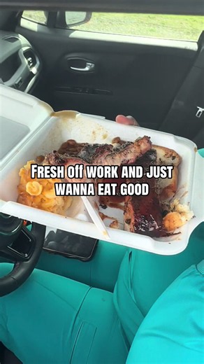 You can tell it been a full 16 for this one. She just sitting there going IN on that plate. Look like a whole bone missing 🤣🤣🤣 I love it🦾 shoutout to the medical field👩🏾‍⚕️#saucesouthernsmoked #nurse #eatgood #offwork #relax