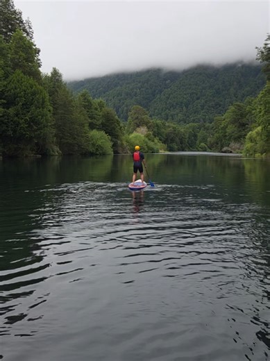 Día nublado...no importa! Descubre renando el hermoso Rio Liucura, rodeado de un entorno natural único. #sup #kayak #bigsup #rioliucura #Pucón