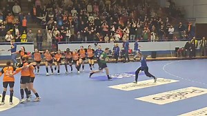 Fericire maximă în Baia Mare, cu handbalul feminin! Minaur Baia Mare este a treia echipă din România calificată în grupele European Handball League la feminin, în urma victoriei contra formației daneze Horsens, cu 33:22, în manșa retur din turul 3 preliminar. Reprezentanta României pierduse manșa tur din deplasare la 6 goluri diferență, cu 21:27. Minaur revine în grupele întrecerii după o pauză de 4 ani. În ediția 2021/22 a avut un parcurs până în turneul Final Four. Foarte interesant, Minaur es