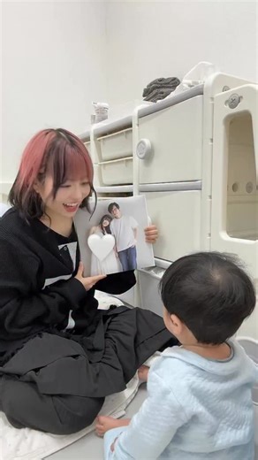 幸 巴(ゆき ともえ) | 初めての言葉を『おかあさん』にしたい！！😂※ネタです ⁡ #年の差27歳夫婦 #ともえとみっちゃん #元アイドルと元ヲタク #幸巴 #夫婦の日常 | Instagram