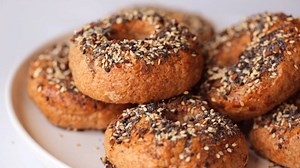 ĐEVREK - NAJLEPŠE DOMAĆE PECIVO: Po tradicionalnoj bavarskoj recepturi, prvo se kuvaju, pa peku (VIDEO)