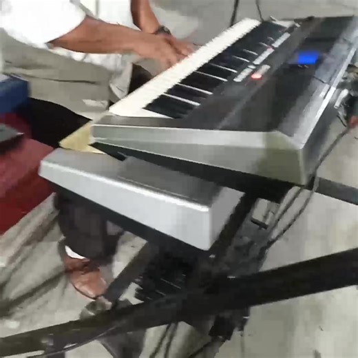 PEDRO "el pony" y sus teclados. | M Arturo Bedoy