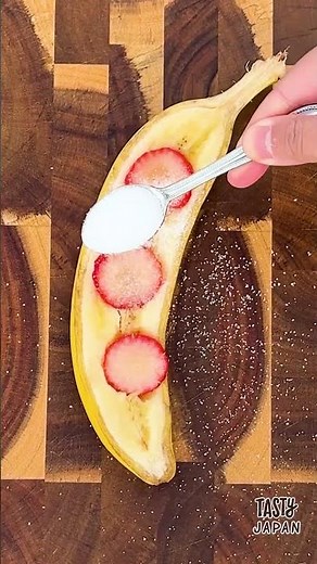 【まるごとバナナ焼いちゃいました♡】子供も大人も飛びつく大人気おやつレシピ！3分でできるよ！！ / Bananas Brûlée with strawberries