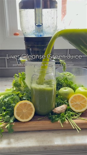 Evie Kevish | Juicing for Midlife & Hormones on Instagram: "🌿 How Green Juice Can Help Cleanse Your Liver. Check out the juicing recipe for liver cleanse 👇🏾 🌱Let’s break down how each ingredient supports your liver: 🍃 Parsley: Rich in antioxidants and vitamin C, parsley is a powerhouse herb that helps boost liver enzymes, which play a key role in breaking down toxins. It also supports bile production, helping your liver eliminate waste more efficiently. 🍃 Cilantro: Known for its heavy meta