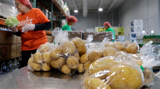 During FoodShare delay, here is where to find food drives, pantries, free meals in Green Bay area