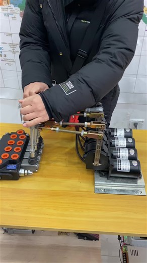 Multi-purpose crane wireless remote control proportional valve factory,4-way, 5-way, 6-way or more proportional valves for clutch motor remote controllers can be made.It's beautiful! ! !Excavator remote,Good feedback from my clients, Crane truck, concrete pump truck, aerial work truck#crane #grúa #joysticks #radio #spider #crawler #drilling #Vinç #guindastes #kran #Vinç #XCMG #Palfinger #PM #FASSI #SANY #HIAB #zoomlion #EFFER #spidercrane #drilling #skidsteer #remotecontrolcraneoperator #Remotec