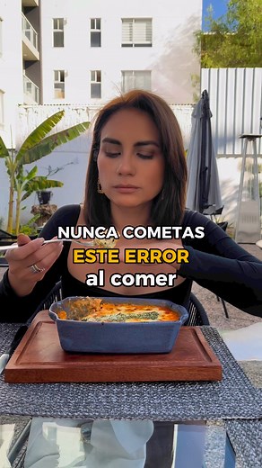 551K views · 1.7K reactions | Nunca cometas ESTE error al comer! ️ En este video, te mostraremos el error más común en la mesa y cómo evitarlo para siempre lucir educado y cortés. Descubre qué puede arruinar tu comida y cómo mantenerte impecable.  ¡No te lo pierdas! #etiqueta #crecimientopersonal #asesoriadeimagenpersonal #etiquetasocial | Monica Decker | Facebook