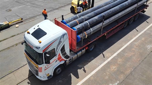 🎬Chantier FEEDER – Logistique des tubes | Partie 1 Retour en images sur la première étape du projet FEEDER, réalisé en 2024 : le déchargement du bateau ⚓ et la mise en stock des tubes au port de Nantes 🏗️ Nos équipes ont assuré la logistique de ces éléments pour le passage des canalisations d’eau entre Vigneux-de-Bretagne et Rouans 💧 Assurer la logistique complète de vos chantiers au départ des usines, ports, gares, c'est notre quotidien ! 🌍 👉 Partie 2 à venir prochainement #TransportsCapel