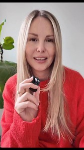 30 Simple 5-Minute Watercolour Prompts 1. Paint one leaf using only 2 colours 2. Loose watercolour stripes (horizontal or vertical) 3. circles touching each other, and watch them bleed and blend 4. Paint a simple ball with light → dark values, show shading 5. One flower petal (not the whole flower) 6. Sky wash using one colour. Try a dark to light gradient 7. Paint 5 different brush marks on one page 8. Simple coffee cup silhouette 9. Mini landscape using only 5 brush strokes 10. Paint a single 