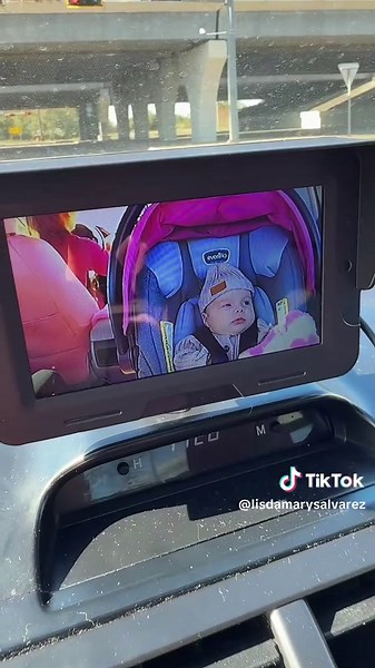 Una cámara para el carro era una de las cosas que no pensé que necesitaría pero conducir y escuchar a mi bebé llorar y no saber si estaba bien o no me hizo realizar cuanto la necesitaba!! Ahora que la tengo puedo conducir segura h confiada que mi bebé está bien #mamaprimeriza #tiktokshopblackfriday #bebe #camara #paz