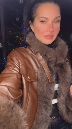 @hadamari_ on Instagram: "Striukės su pašiltinimu, dydis universalus ( krūtinė iki 110cm), džinsai klasikinio modelio, dydžiai s,m,l🎄👗👑"