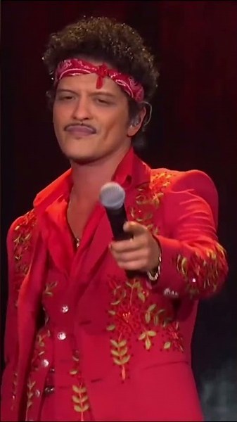 Bruno Mars just premiered a live version of ‘Risk It All’ live from ‘The Romantic Tour’ 🥺🥰🌹