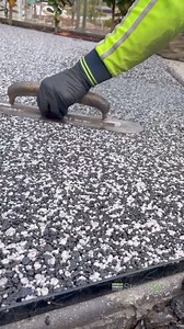 Transform your concrete driveway with StoneSet’s stunning black and white pebble mix! 🌑⚪ Our overlay seamlessly covers painted concrete surfaces, giving them a fresh, modern look. ✨ We also craft upright vertical surfaces on step risers, adding that perfect finishing touch. 👌 Need a fully permeable surface to meet council DA requirements? We’ve got you covered with our permeable paving option. 🌧️🌱 #ConcreteDriveway #ResinBound #HardLandscaping #DrivewayRenovation #PermeablePaving #StoneSet #