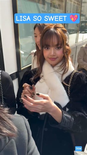 Lisa Being Sweet to Fans in Paris 💖. #lisa #blackpink #paris #fashion #kpop