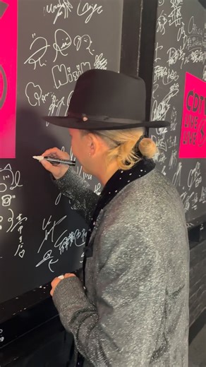 CDTV♪TBSテレビ on Instagram: "#CDTVライブライブ インスタ限定！激レア★サインムービー配信中 「Everything is a part of My Life.」と「名曲ライブ！」を披露していただきました！ 素敵な歌声と歌詞、メロディーから元気をもらいました🎩🎤 素敵なステージをありがとうございました♪ #CDTV #TBS"