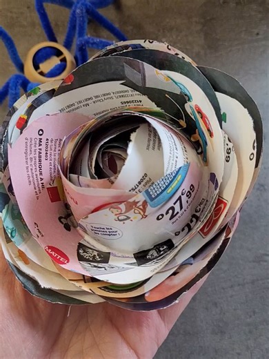 Activité manuelle pour les enfants. Rose en papier récup. Diy déco. Décoration à fabriquer soi-même. #activitemanuelle #activiteenfant #nounou #diy #astuce