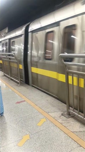 列車風を吹かせて勢いよく地下駅に入線するインド・デリーメトロの電車 delhi metro train arriving #インド電車 #インド鉄道 #delhimetro #地下駅 #地下鉄