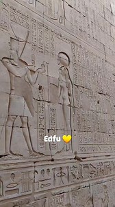 El Templo de Edfu, dedicado al dios halcón Horus, es uno de los templos mejor conservados del Antiguo Egipto y fue construido durante el período ptolemaico (237-57 a.C.). Su estructura incluye un gran pilono de entrada, salas hipóstilas y un santuario interior con relieves que narran la lucha de Horus contra Seth. Este templo es una valiosa fuente de información sobre la religión y la arquitectura egipcia gracias a sus inscripciones detalladas. | Egipto Historia