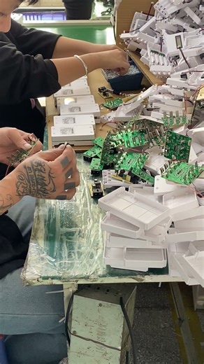 Factory workers👍 #batterycharger #factoryproducts #factory #chargerapide