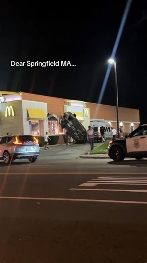 MASS | NEWS | SPORTS | CULTURE on Instagram: "Only in @massachusetts 🤦‍♂️ - Credits: thelisalee (TikTok) (#massachusetts #boston #funny #driving #bostonstrong)"