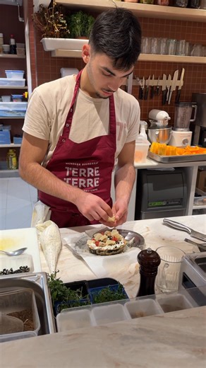 C’est quand la pause déj ? 🍔 3 spots food à absolument tester ! A retrouver au Magasin Le Gourmet des Galeries Lafayette Paris Haussmann. | Galeries Lafayette