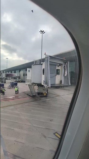 How a Walking Aerobridge Attaches to an Aircraft | Airport Operations Explained