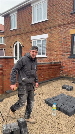 Chicken Man 🐔 on Instagram: "Use this method to create the perfect radius steps 😮‍💨🐔 #resin #tips #garden #diy #HomeImprovement"