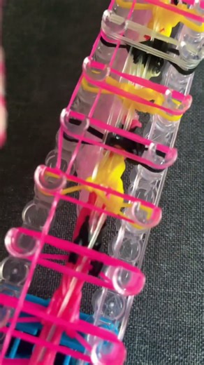 CUTE BUMBLE BEE MURAL #loomband #bee #Rainbowloom better version of the last video! 🐝💛⭐️🌻